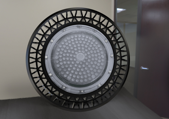 140LM/W 240W UFO LED हाई बे लाइट IP66 PMMA लेंस 3030 चिप्स 5 साल की वारंटी