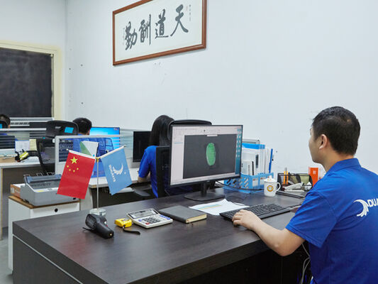 D4 एलईडी नमी प्रतिरोधी लैंप 160LPW के साथ तैयार 4 आपातकालीन 4W@3HRS प्लग एंड प्ले रखरखाव के लिए आसान पार्किंग गैरेज और प्रकाश व्यवस्था के लिए उपयुक्त