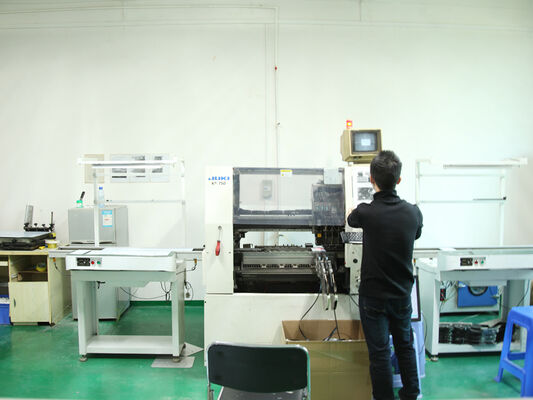 डी4 एलईडी नमी प्रतिरोधी दीपक डीआईपी स्विचेबल पावर और 3सीसीटी लूप इन-आउट वायर के साथ 3*1.5/2.5mm2 या 5*1.5/2.5mm2 केबल के माध्यम से कार्यशालाओं और गोदाम के लिए उपयुक्त