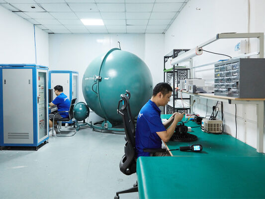 डी4 एलईडी नमी प्रतिरोधी दीपक डीआईपी स्विचेबल पावर और 3सीसीटी लूप इन-आउट वायर के साथ 3*1.5/2.5mm2 या 5*1.5/2.5mm2 केबल के माध्यम से कार्यशालाओं और गोदाम के लिए उपयुक्त