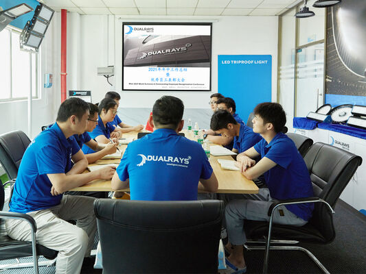 डी4 एलईडी नमी प्रतिरोधी दीपक डीआईपी स्विचेबल पावर और 3सीसीटी लूप इन-आउट वायर के साथ 3*1.5/2.5mm2 या 5*1.5/2.5mm2 केबल के माध्यम से कार्यशालाओं और गोदाम के लिए उपयुक्त